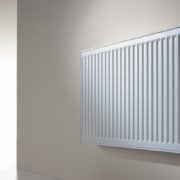 pomenyat-radiator-otopleniya-v-kvartire-cena